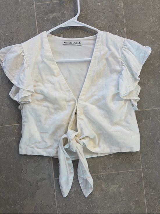 Abercrombie & Fitch Tops - Abercrombie & Fitch Cream Tie-Front Flutter Sleeve Top